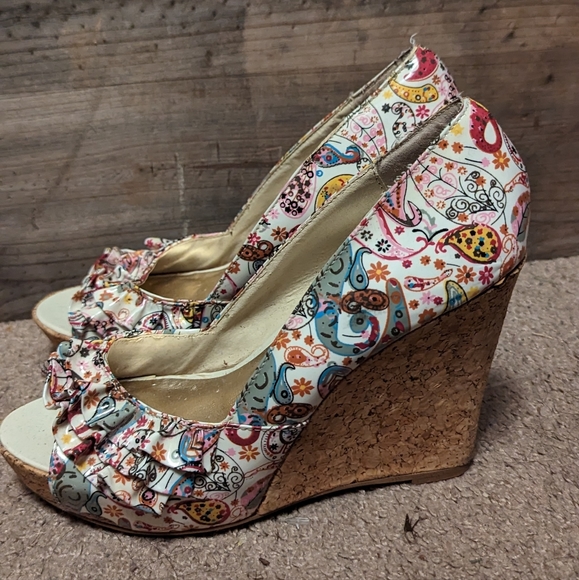 ❤️5 for $25❤️ Steve Madden Pink Paisley wedges - Picture 2 of 4